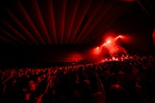 須田景凪のライブの様子。（撮影：藤井拓）