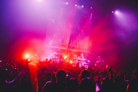 なとりのライブの様子。（撮影：タマイシンゴ）