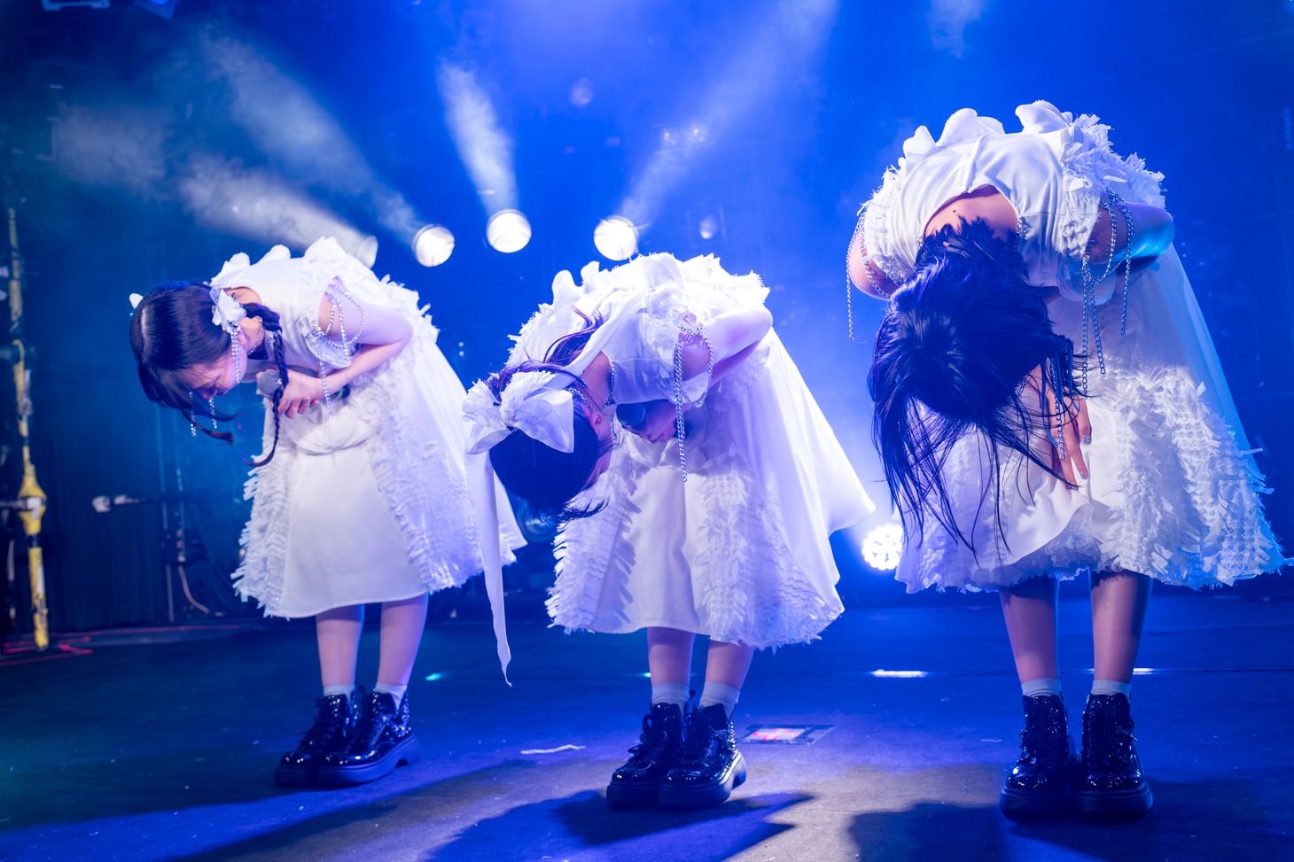 ファンに向けてお辞儀をするRYUTist。