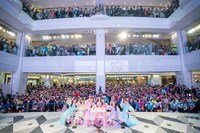 会場の宣伝部員と記念撮影する超ときめき♡宣伝部。