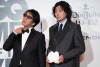 襟を整える岡村靖幸（左）。