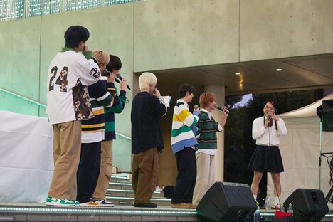 「Level Up」リリース記念イベントに乱入する如月マロン。(c)UNIVERSAL SIGMA / LAPONE Entertainment