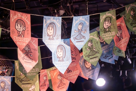 東京・渋谷CLUB QUATTROのフロアに飾られたRYUTistのフラッグ。