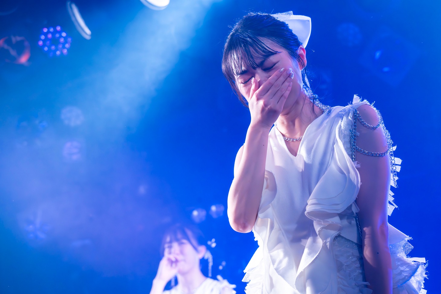 ファンの合唱に涙を流す宇野友恵。