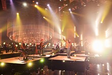 「SONGS」より、スタジオパフォーマンス中の緑黄色社会。（写真提供：NHK）
