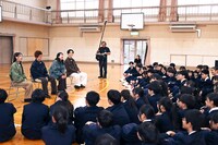 「SONGS」より、名古屋の中学生たちと語り合う緑黄色社会。（写真提供：NHK）