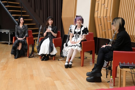 左からSAIKI、KANAMI、小鳩ミク、HISASHI。