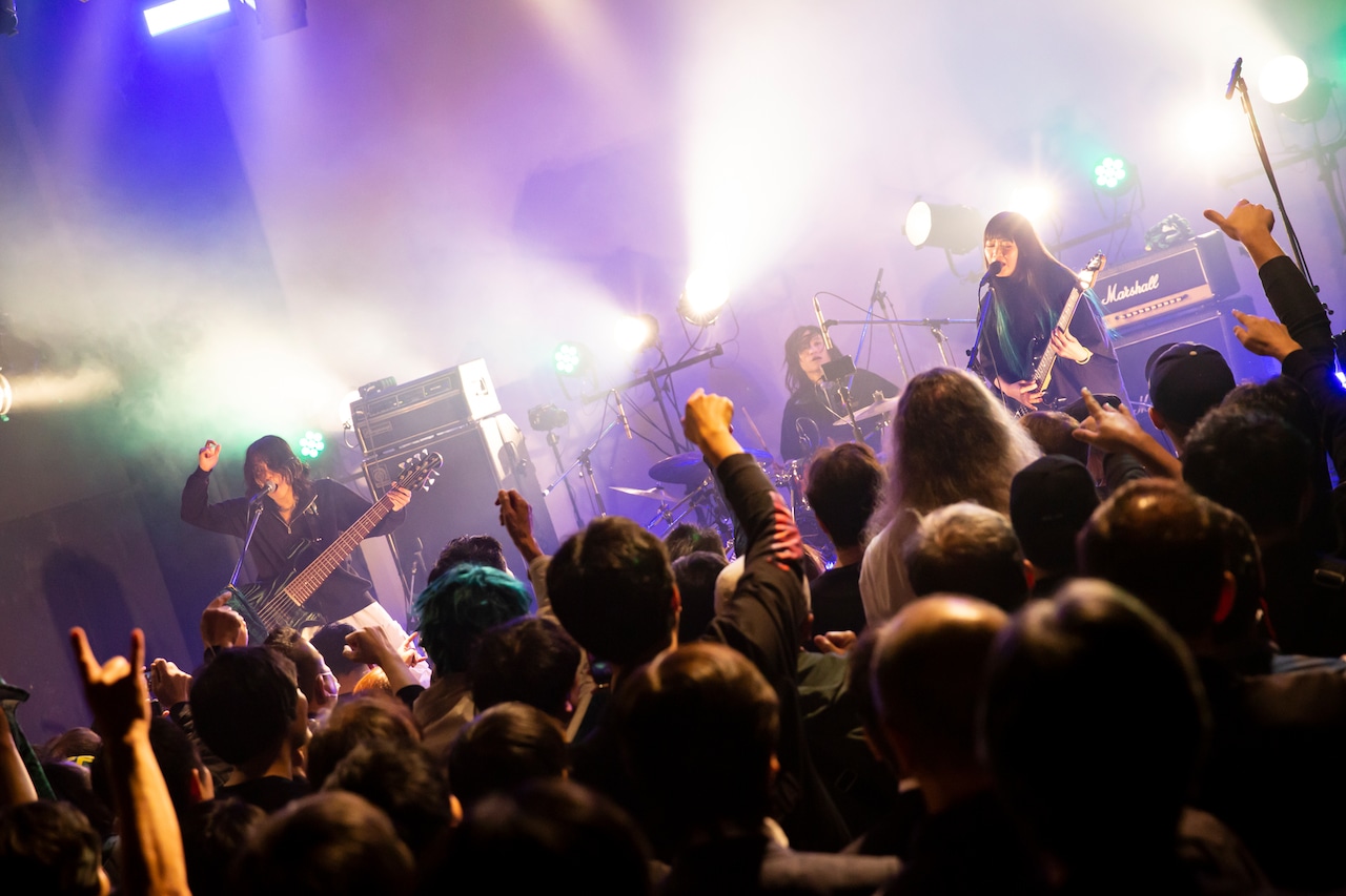 ASTERISMがライブで再現する「PLANET OF METAL」の世界、演奏を通して“Enemy”と対決