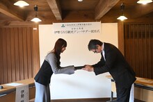 伊勢SNS観光アンバサダーに就任した伊勢鈴蘭（アンジュルム）と公益社団法人伊勢市観光協会の濱田会長。