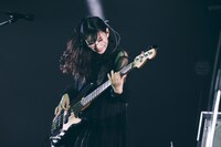 TOMOMI（B, Vo / SCANDAL）（撮影：日吉“JP”純平）