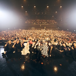 山本彩がSCANDALお姉さんと16年ぶりにステージで再会、「SYnergy」千秋楽でコラボも披露