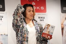 髪をかき上げるRIKU。