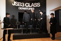 位置に着く三代目 J SOUL BROTHERS。