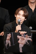 「THIS IS MY HISTORY」を紹介するNAOTO。