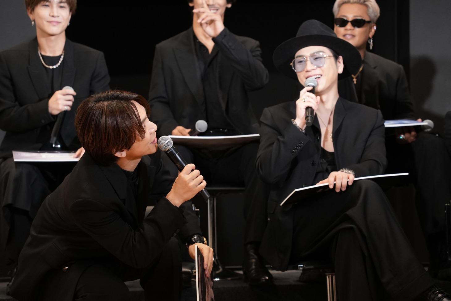 見上げる様子を再現するNAOTO（左）。