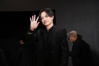 手を振って会場をあとにする今市隆二。