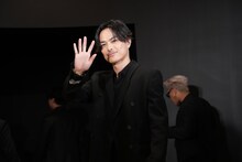 手を振って会場をあとにする今市隆二。