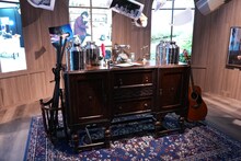 小林直己「My Time Our Time」の様子。左に刀、右にギターが。