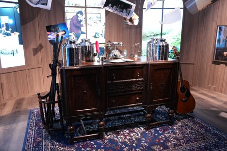 小林直己「My Time Our Time」の様子。左に刀、右にギターが。