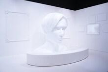 岩田剛典「白の部屋」の様子。