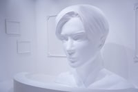 岩田剛典「白の部屋」に展示された巨大な石膏像。