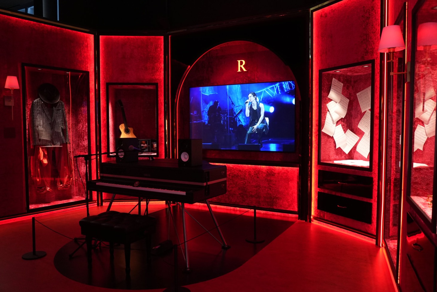 今市隆二「Resonance of Red」の様子。