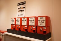 「三代目 J SOUL BROTHERS EXHIBITION "JSB3 CLASS"」カプセルトイブース。