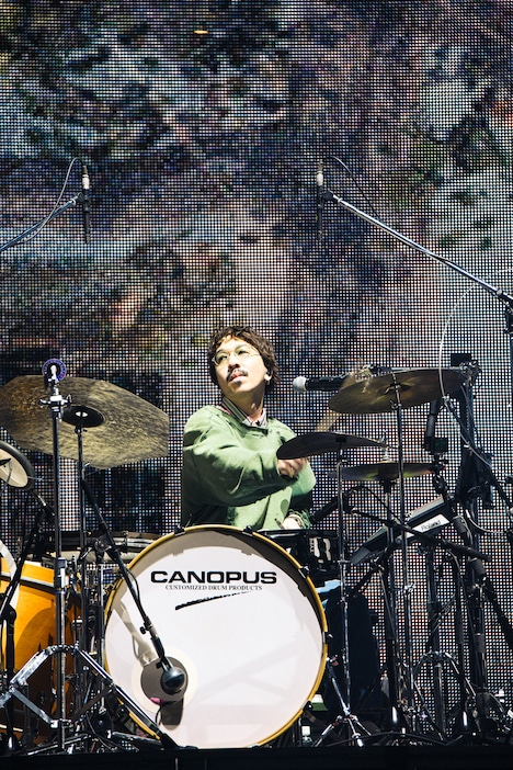 ドラムプレイも披露したJQ。（撮影：岸田哲平）