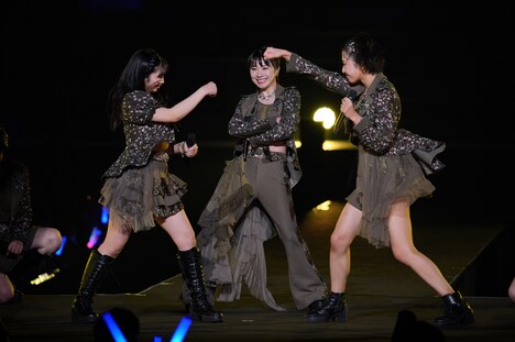 左から井上春華、石田亜佑美、弓桁朱琴。