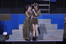 山崎愛生（右）の頭をなでる石田亜佑美（左）。