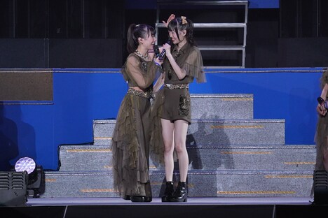 山崎愛生（右）の頭をなでる石田亜佑美（左）。