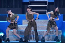 左から北川莉央、石田亜佑美、櫻井梨央。