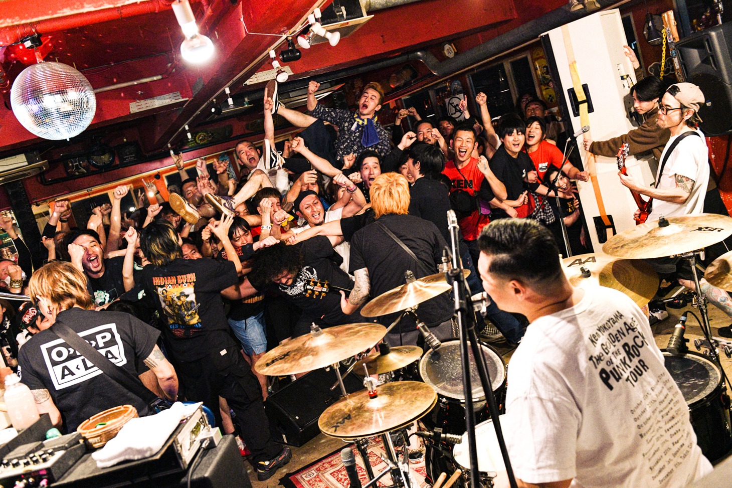 Ken Yokoyama「The Golden Age Of Punk Rock Tour」江ノ島OPPA-LA公演の様子。