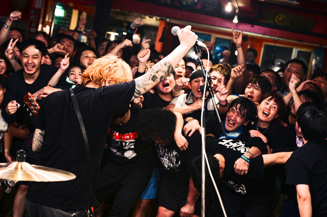 Ken Yokoyama、熱狂の江ノ島フロアライブで90'sパンクカバー演奏
