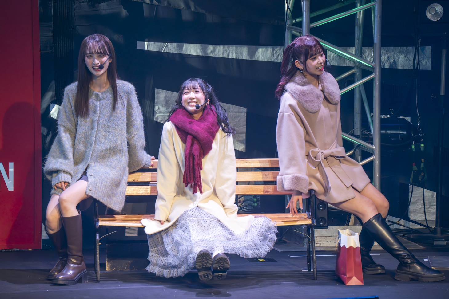 ＝LOVE「The 5th」を歌うALLY、AOI、NICO。