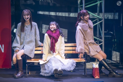 =LOVE「The 5th」を歌うALLY、AOI、NICO。