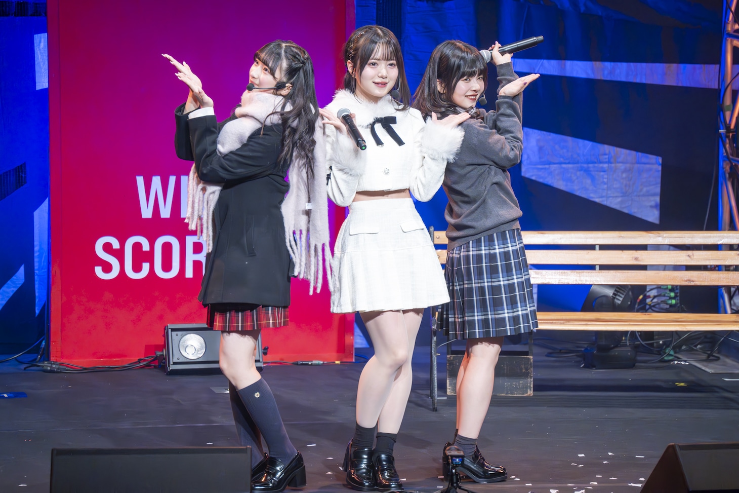 μ’s「Snow halation」を披露するCHOCO、ACE、NATSU。
