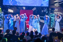 新曲「I do love you!」を披露するWHITE SCORPION。