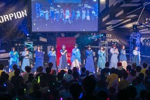 新曲「I do love you!」を披露するWHITE SCORPION。