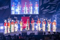 スコピストへのクリスマスプレゼントとして「恋人はサンタクロース」を歌うWHITE SCORPION。