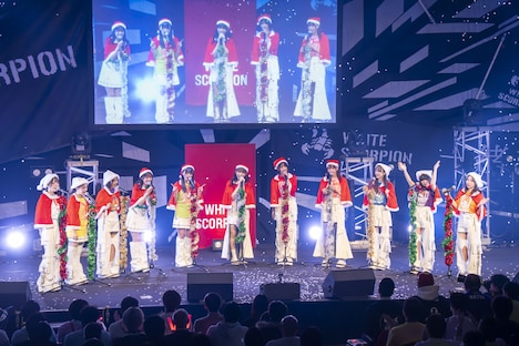 スコピストへのクリスマスプレゼントとして「恋人はサンタクロース」を歌うWHITE SCORPION。