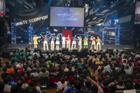 スコピストと「心が目を閉じる」を歌うWHITE SCORPION。