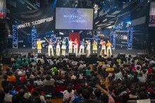 スコピストと「心が目を閉じる」を歌うWHITE SCORPION。