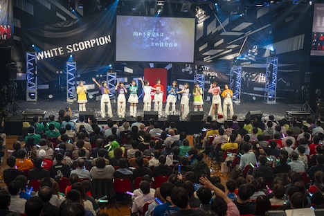 スコピストと「心が目を閉じる」を歌うWHITE SCORPION。