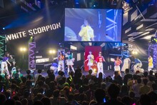 客席にボールを投げるWHITE SCORPION。