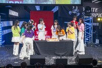 スコピストからのケーキのプレゼントに歓喜するWHITE SCORPION。