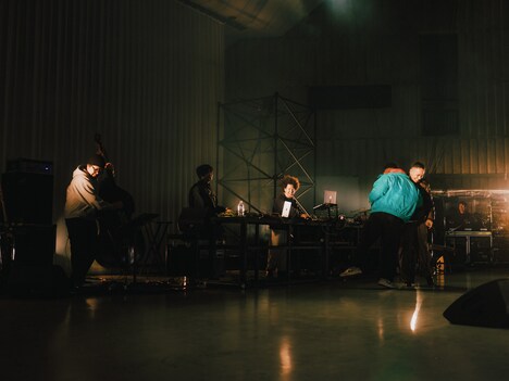 OMSBとSTUTSを迎えた「心」のパフォーマンスの様子。