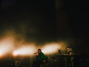 車椅子で現れたOMSB。