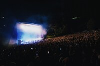 JJJ「Nov Tour」東京・日比谷公園大音楽堂（日比谷野音）公演の様子。