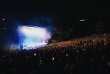 JJJ「Nov Tour」東京・日比谷公園大音楽堂（日比谷野音）公演の様子。